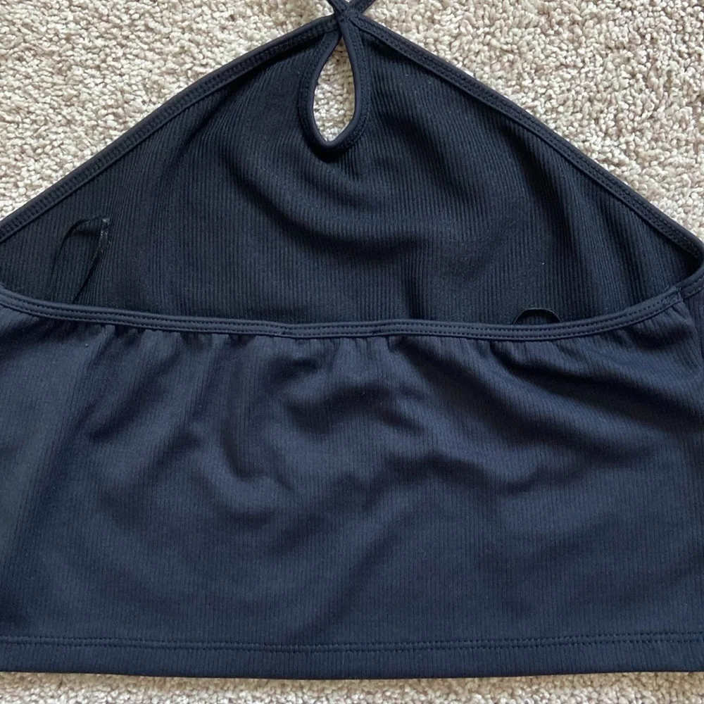 Zara โข Black Keyhole Cropped Halter Top - Picture 5 of 13